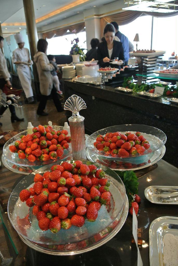 ゴールデンウイークまで開催中のイチゴ食べ放題のブッフェ＝横浜市西区の横浜ベイシェラトンホテル＆タワーズ（村島有紀撮影）