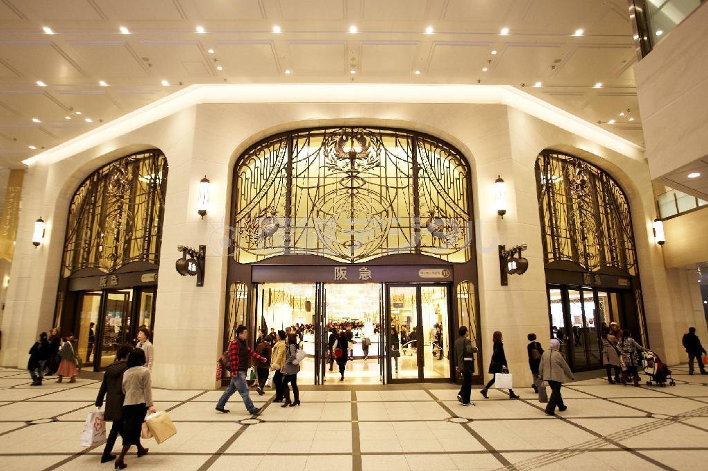 阪急百貨店の正面エントランス。即日１０％の還元率は、他カードにはない強みになる（提供写真）