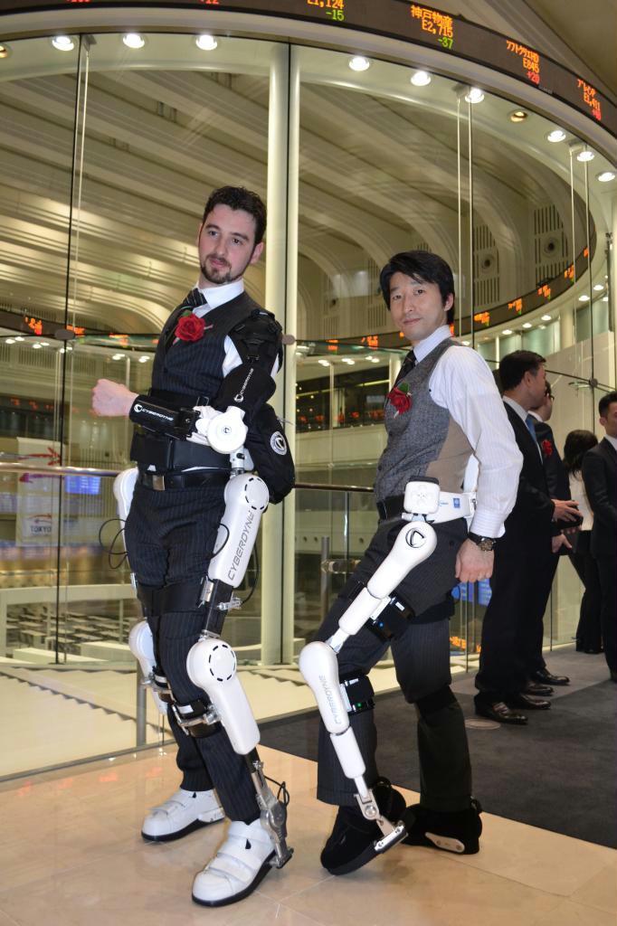 ベンチャーのサイバーダインが２６日、東証マザーズに上場。社員がロボットスーツ「ＨＡＬ」を着用してアピールした＝東京都中央区