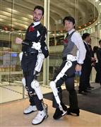 ベンチャーのサイバーダインが２６日、東証マザーズに上場。社員がロボットスーツ「ＨＡＬ」を着用してアピールした＝東京都中央区