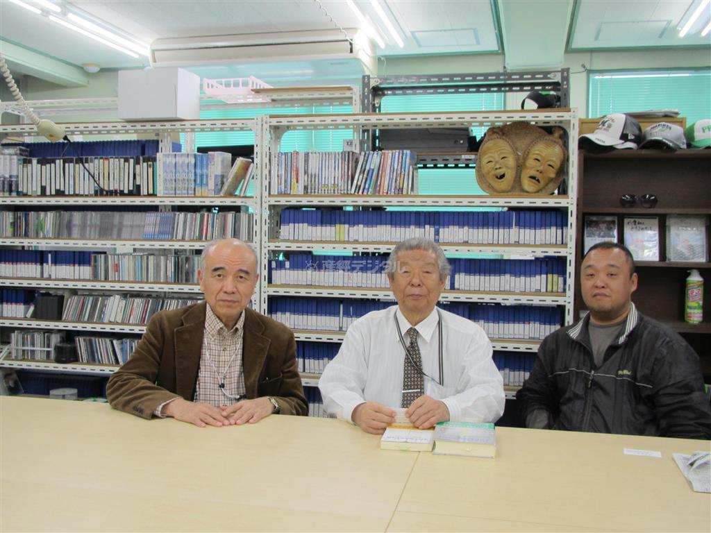 懇談する石垣ケーブルテレビの保田伸幸社長（中央）、報道担当の満田昌男ディレクター（右）と渡辺武達教授＝２０１４年３月２４日、沖縄県石垣市（東海久子さん撮影）