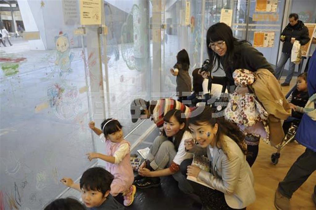 一般社団法人「Ｇｅｔ＿ｉｎ＿ｔｏｕｃｈ」で活動する理事長の東ちづるさん（手前中央）＝２０１２年１２月９日（本人提供）