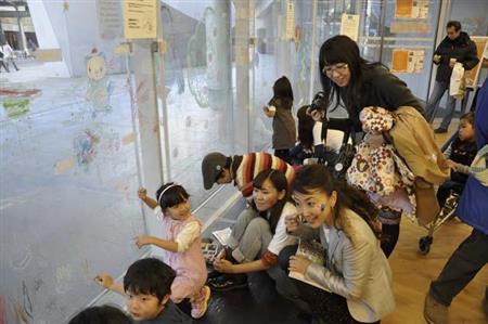 一般社団法人「Ｇｅｔ＿ｉｎ＿ｔｏｕｃｈ」で活動する理事長の東ちづるさん（手前中央）＝２０１２年１２月９日（本人提供）