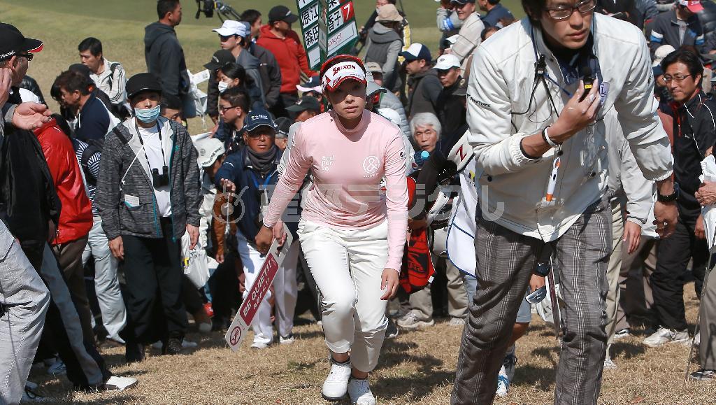 大勢のギャラリーを引き連れ、森田理香子の春が行く＝２０１４年３月２３日、佐賀県武雄市・若木ゴルフ倶楽部（中川春佳撮影）