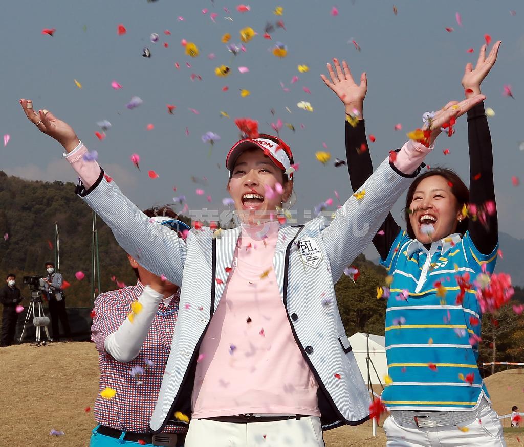 同門の仲間から優勝を祝うフラワーシャワーを浴びる森田理香子＝２０１４年３月２３日、佐賀県武雄市・若木ゴルフ倶楽部（中川春佳撮影）