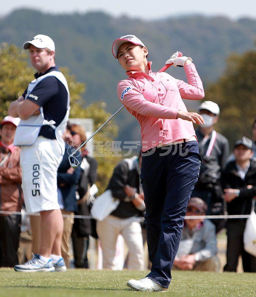 桜の本家、横峯さくらも最終日はピンクで＝２０１４年３月２３日、佐賀県武雄市・若木ゴルフ倶楽部（中川春佳撮影）