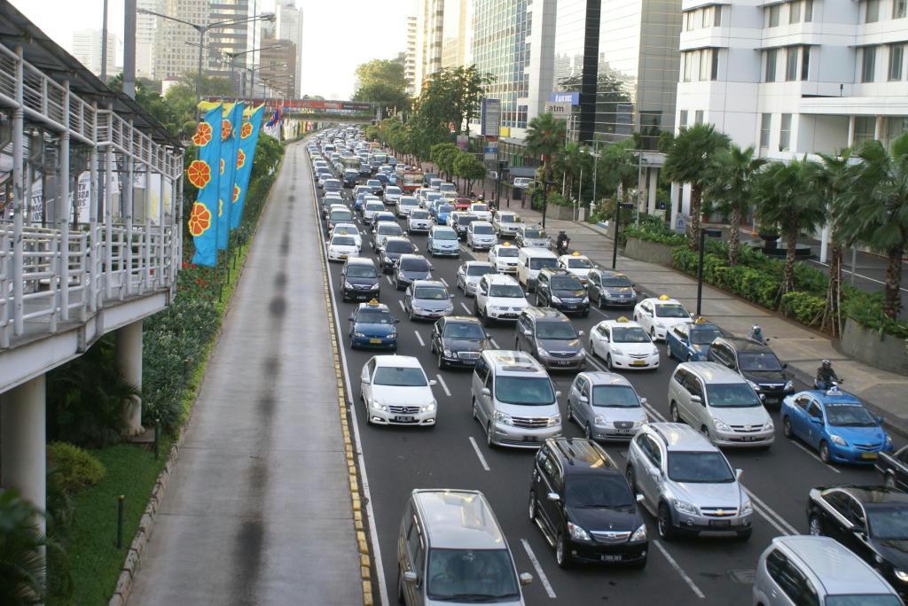 地下鉄工事のため白い壁で区切られたタマリン通り＝ジャカルタ（「じゃかるた新聞」高橋佳久撮影）