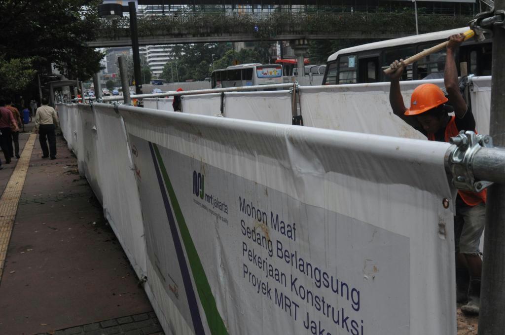 地下鉄工事のため白い壁で区切られたタマリン通り＝ジャカルタ（「じゃかるた新聞」高橋佳久撮影）