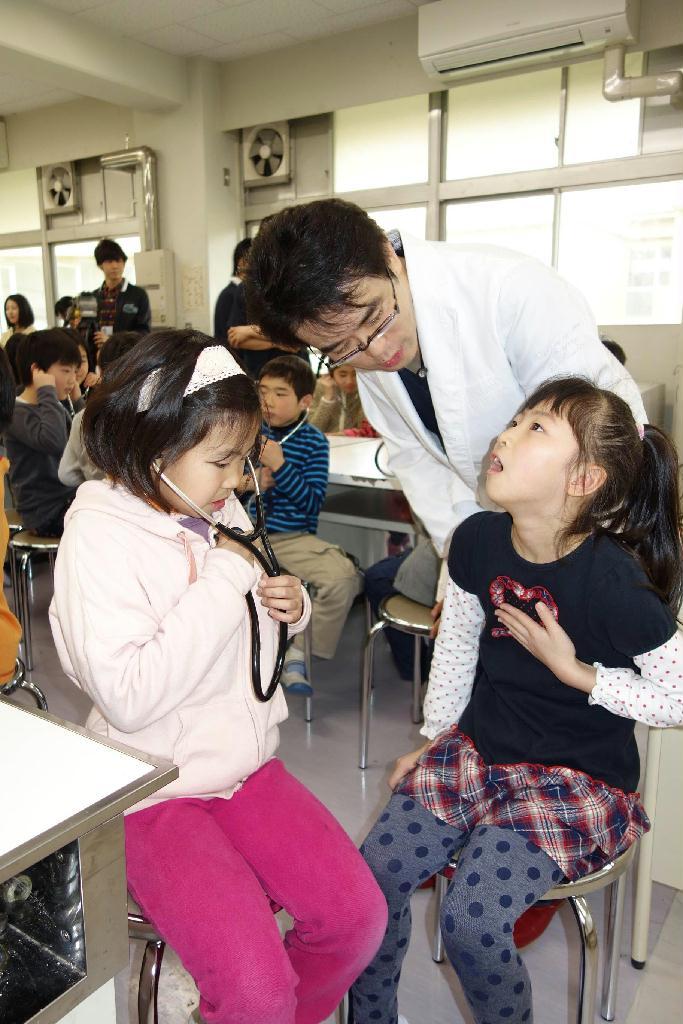 学童保育を支援するスミセイアフタースクールプロジェクトによる試験的出前授業＝横浜市立茅ケ崎小学校