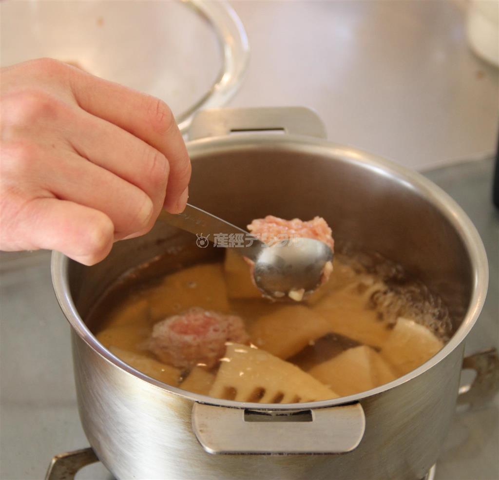 鶏団子とたけのこの煮物（作り方２）＿＿鍋にだし汁、［合わせ調味料（Ｂ）］を入れて煮立て、たけのこを加える。煮立ったら、（作り方１：調理したひく肉）を直径３センチくらいに丸めて加える（田中幸美撮影）