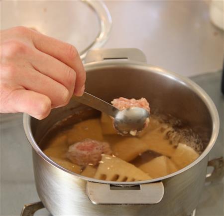鶏団子とたけのこの煮物（作り方２）＿＿鍋にだし汁、［合わせ調味料（Ｂ）］を入れて煮立て、たけのこを加える。煮立ったら、（作り方１：調理したひく肉）を直径３センチくらいに丸めて加える（田中幸美撮影）