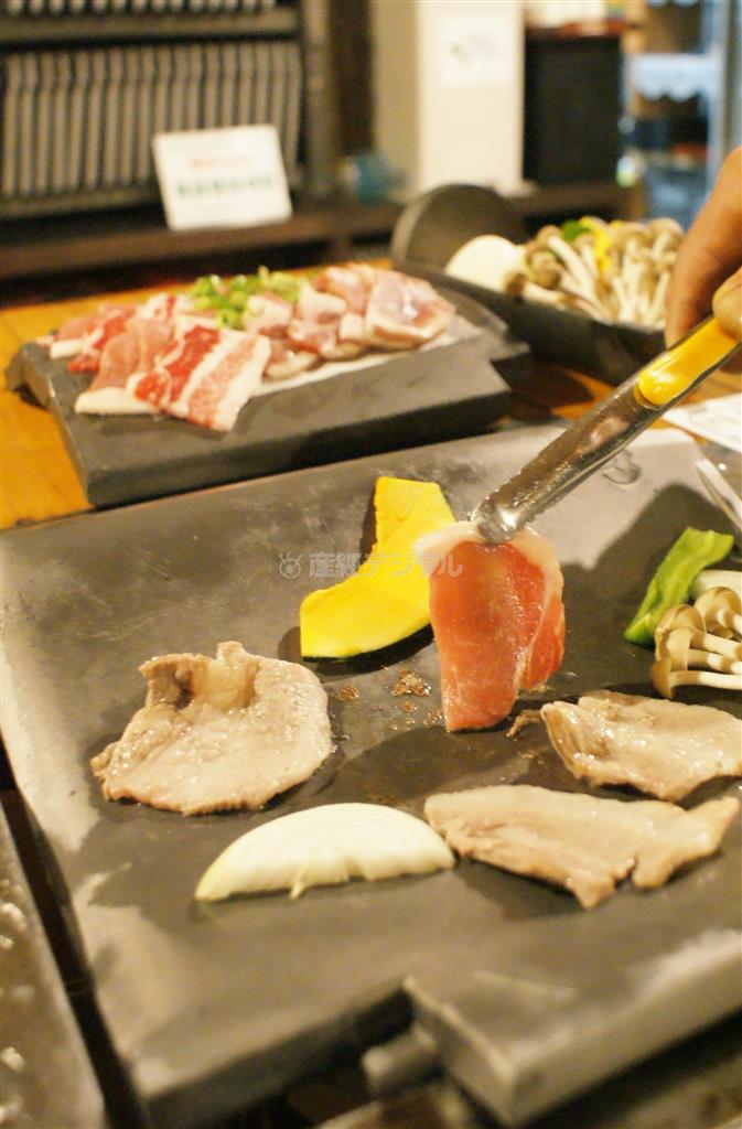 淡路名産の瓦で焼く「かわら焼き」（１人前１６００円、要予約。（電）０７９９・３６・２３０３）。瓦が適度に脂を吸い、いくらでも食べられる＝２０１４年３月１８日、兵庫県南あわじ市（塩塚夢撮影）