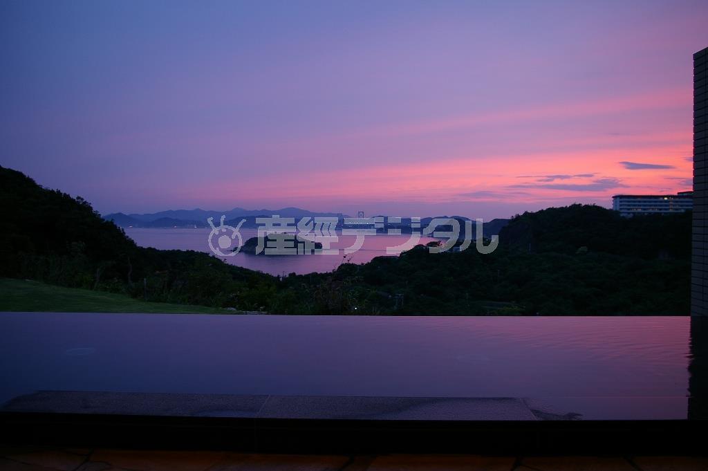 休暇村南淡路の自慢の露天風呂。鳴門海峡を一望する絶景！＝２００６年５月２９日、兵庫県南あわじ市（提供写真）