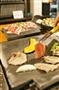 淡路名産の瓦で焼く「かわら焼き」（１人前１６００円、要予約。（電）０７９９・３６・２３０３）。瓦が適度に脂を吸い、いくらでも食べられる＝２０１４年３月１８日、兵庫県南あわじ市（塩塚夢撮影）