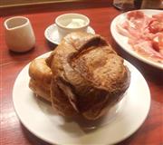 「ｔｒａｔｔｏｒｉａＭａｃｃｏ」では、メープルシロップと塩味をきかせたホイップバターを添えてポップオーバーを提供する