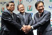 業務提携契約を締結し、握手を交わす（左から）ジェイアール西日本デイリーサービスネットの井上浩一社長、ＪＲ西日本の真鍋精志社長、セブン－イレブン・ジャパンの井阪隆一社長＝２０１４年３月２７日午後、大阪市北区梅田（竹川禎一郎撮影）