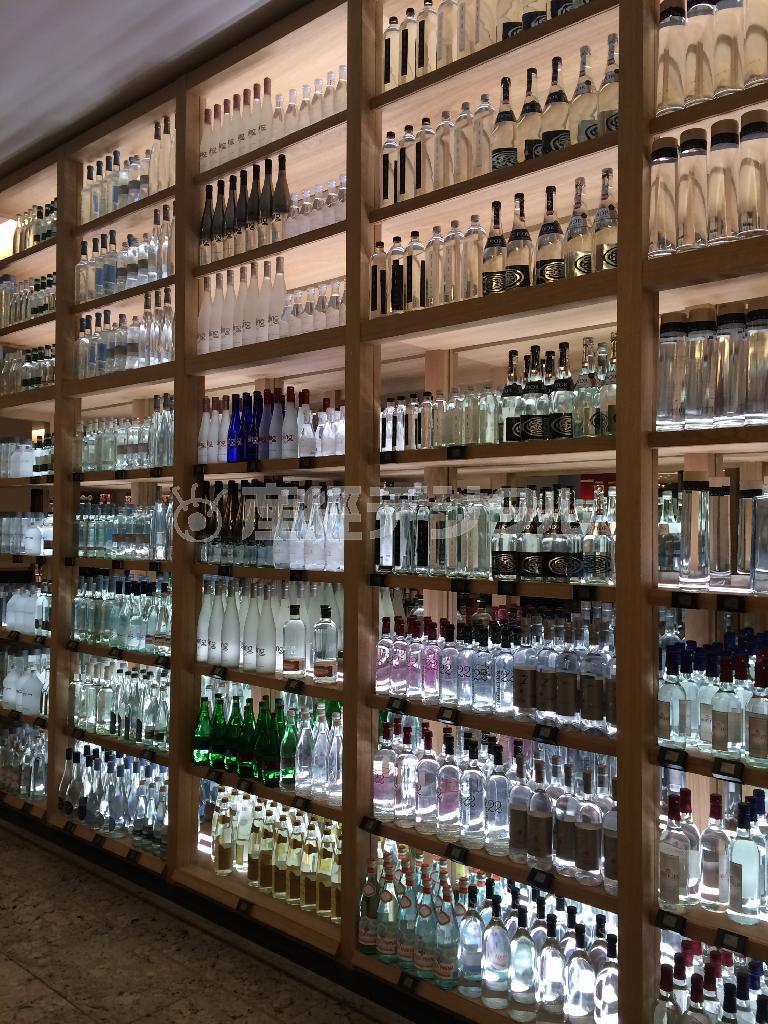 ボンマルシェの食品館にはさまざまなミネラルウオーターが陳列された棚もある＝２０１４年２月２６日、フランス・首都パリ（関本美弥子さん撮影）