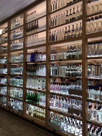 ボンマルシェの食品館にはさまざまなミネラルウオーターが陳列された棚もある＝２０１４年２月２６日、フランス・首都パリ（関本美弥子さん撮影）