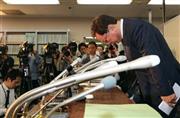 公職選挙法違反罪で略式起訴され、記者会見で頭を下げる猪瀬直樹前東京都知事＝２０１４年３月２８日午後、東京都千代田区（蔵賢斗撮影）