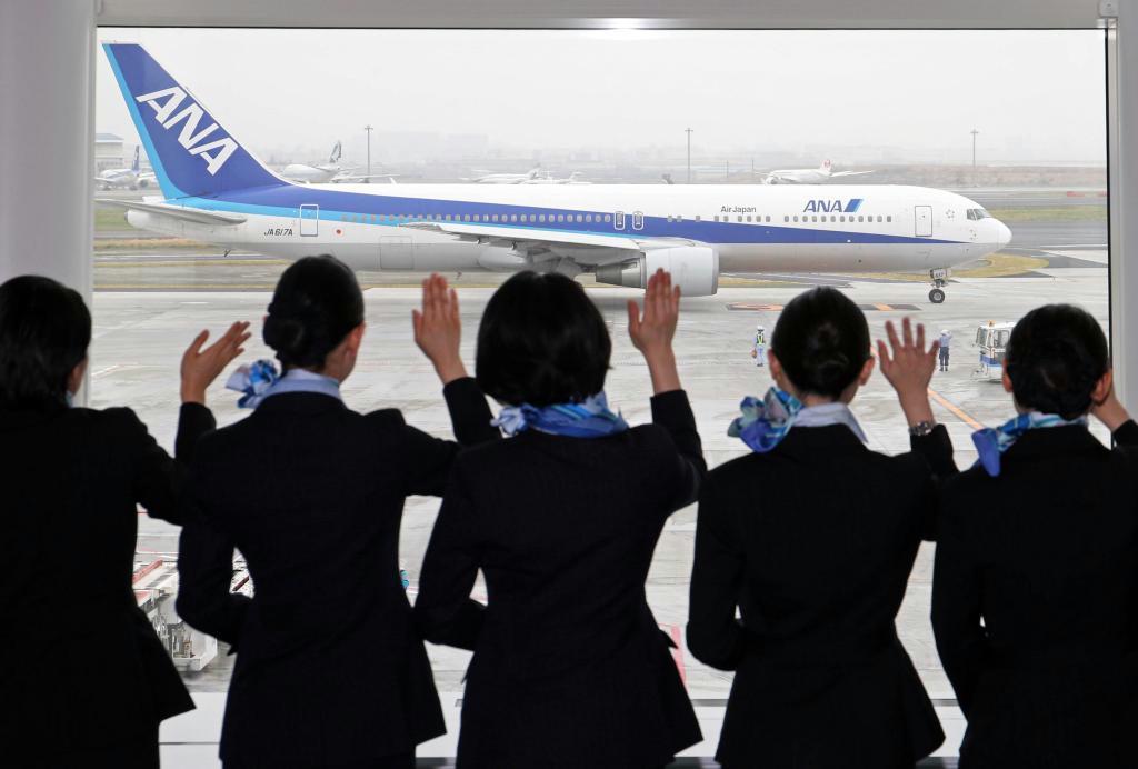 羽田空港国際線の増便初日、社員に見送られ同空港を離陸する全日空の旅客機＝３０日午前