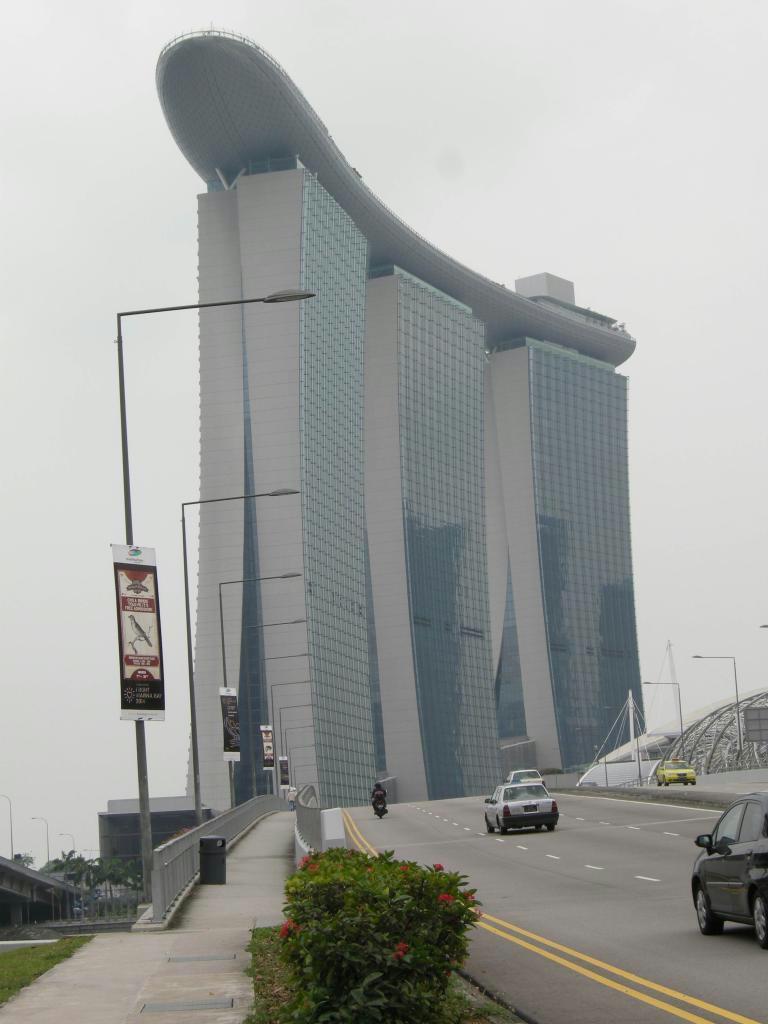 シンガポールにある複合型リゾート施設「マリーナ・ベイサンズ」（藤沢志穂子撮影）