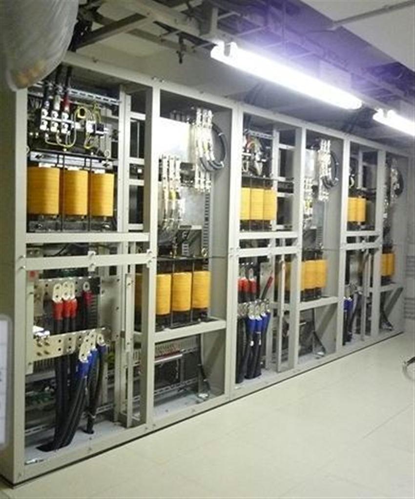 廃棄物を有価物品に転換した８００メガヘルツ周波数対応基地局の電源設備＝２月１６日、京都府