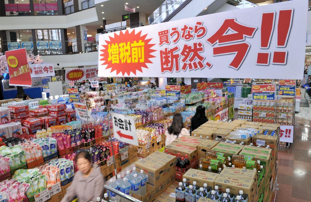 消費税増税直前の駆け込み需要でにぎわうスーパー＝２０１４年３月２９日、千葉県浦安市のダイエー新浦安店（栗橋隆悦撮影）