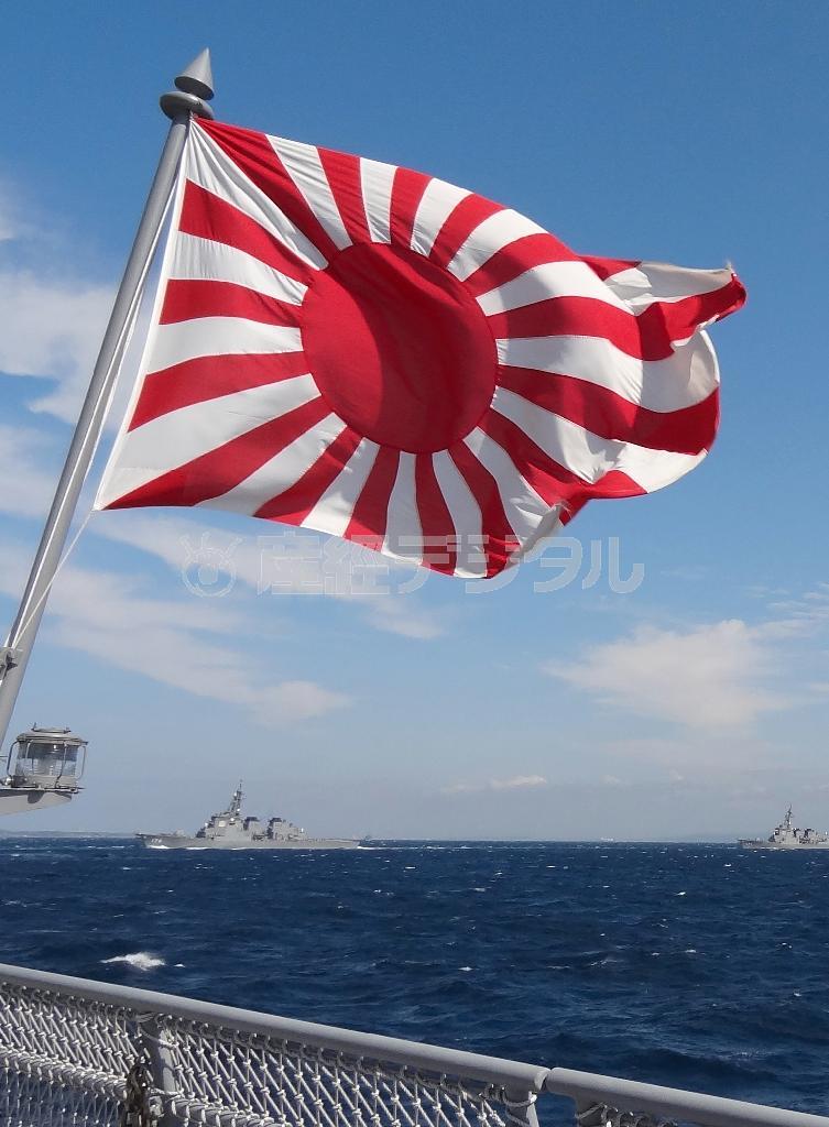 海自艦の艦尾でなびく旭日旗＝２０１２年１０月１８日、神奈川県横浜市（河田一成撮影）