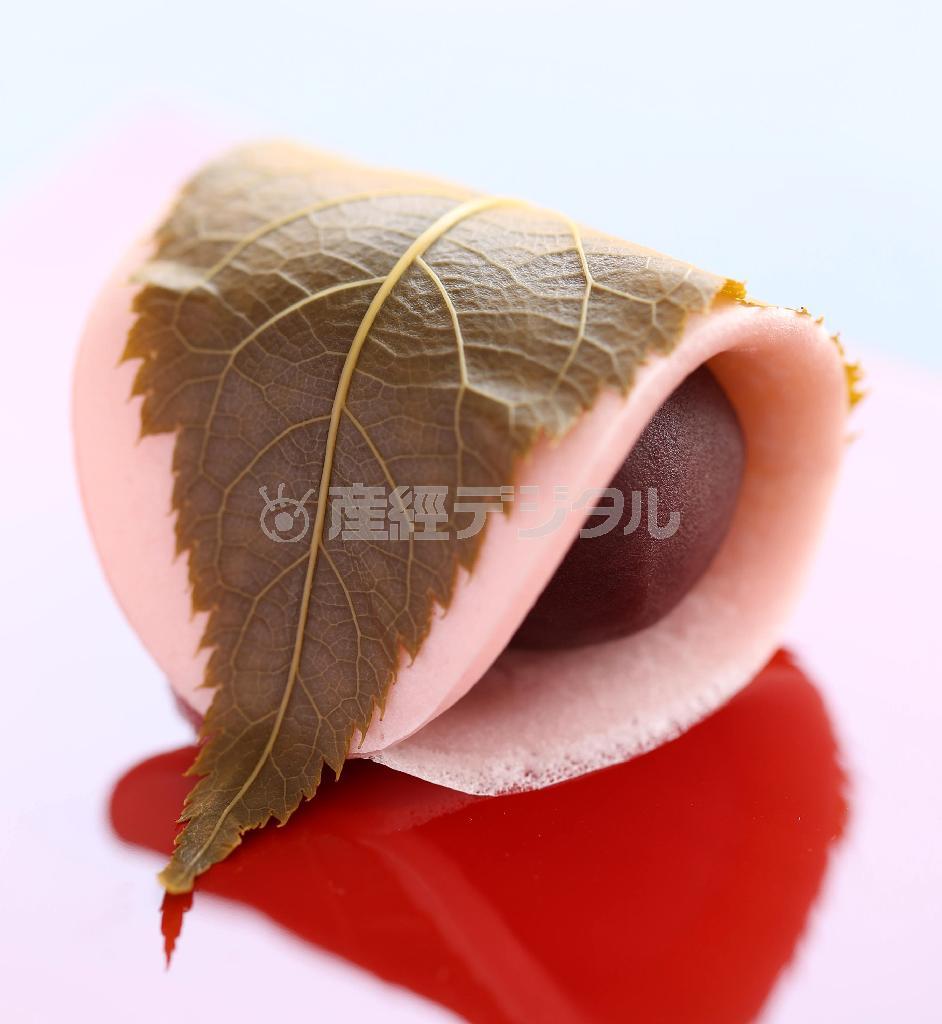 春を代表する和菓子「桜餅」。虎屋製は小麦粉を焼いた生地を使う関東風だ