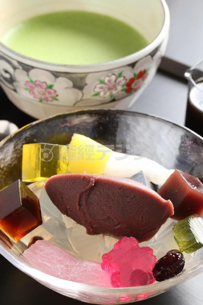 年間商品のあんみつと抹茶のセット。よく見ると、中の花がピンクの桜。季節で意匠を替えている。黒みつか白みつをかけて