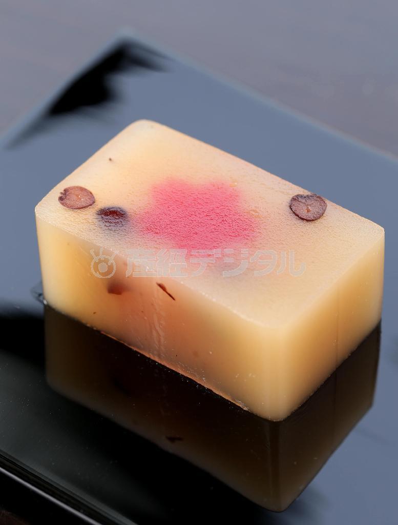 季節の羊羹（ようかん）「雲井の桜」