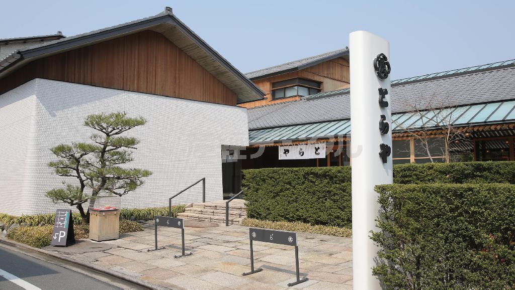 京都御所の西にある「虎屋菓寮＿京都一条店」＝２０１４年３月１７日、京都市上京区