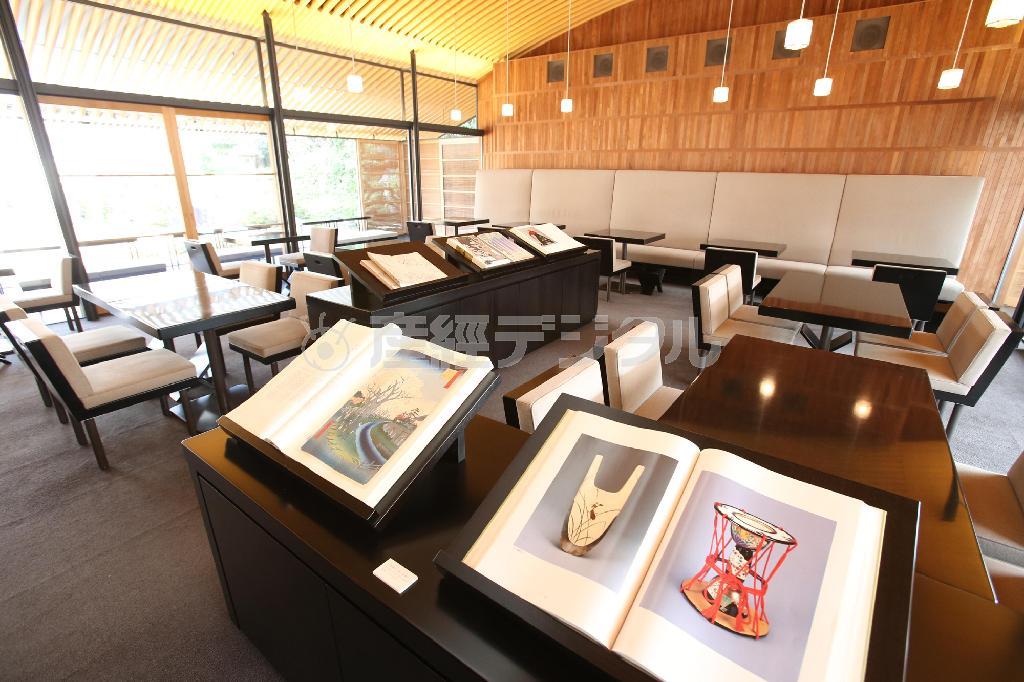 ゆったりとした「虎屋菓寮」の店内。貴重な本が並べられ、閲覧もできる＝２０１４年３月１７日、京都市上京