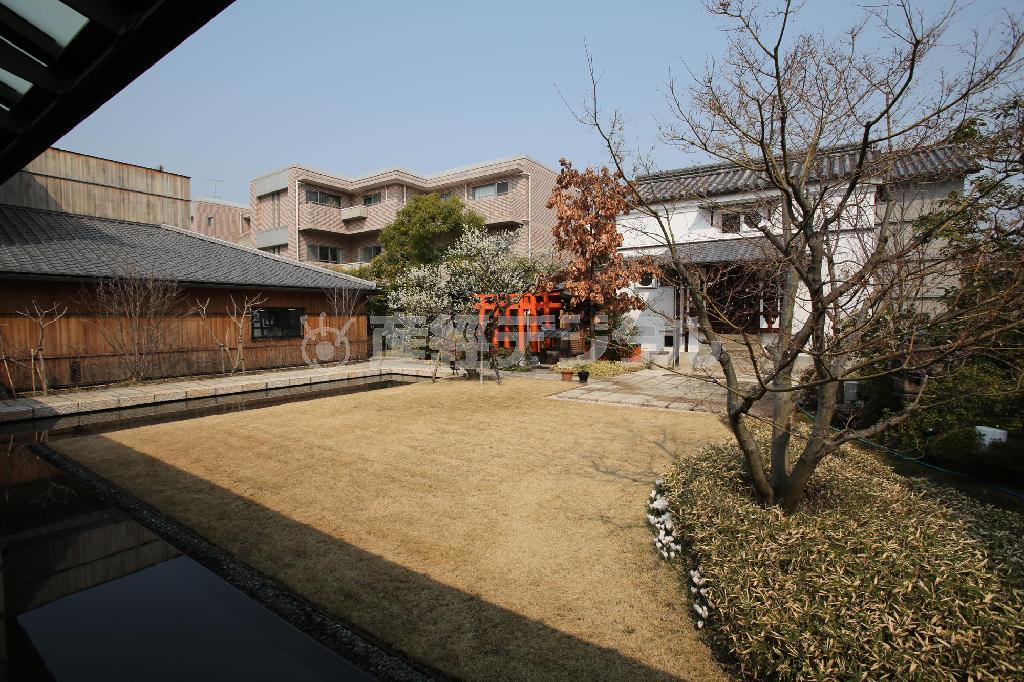 蔵を中心に、梅や桜など季節の花が迎えてくれる「虎屋菓寮」の庭＝２０１４年３月１７日、京都市上京区