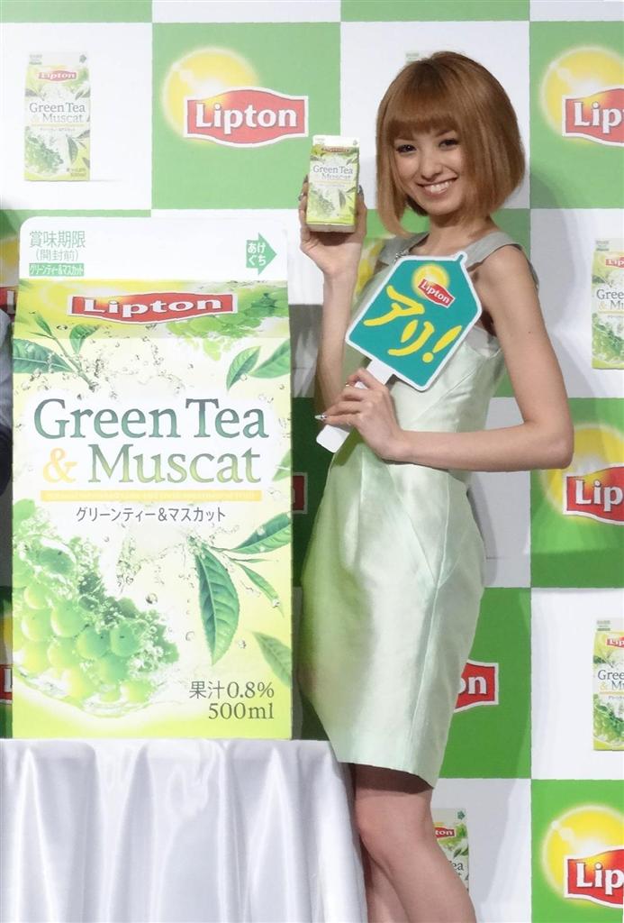 森永乳業の新商品「リプトングリーンティー＆マスカット」をＰＲする南明奈さん＝３１日、東京都港区