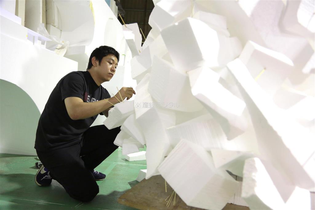 ランダムに裁断された発砲スチロールをツリーの形に竹串で仮止めする名和（なわ）晃平氏＝２０１３年１０月８日、埼玉県入間市（中尾由里子さん撮影）