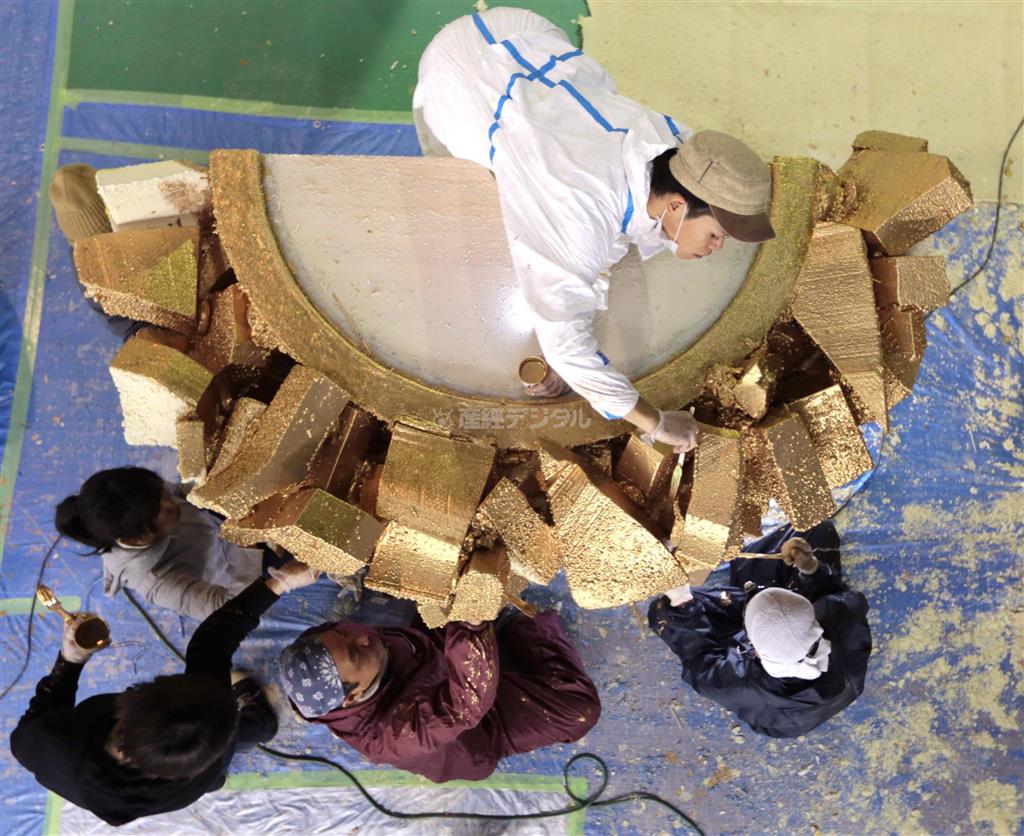 名和（なわ）晃平氏のスタッフをはじめ、美術大学の学生、造形家、塗装職人らが、夜を徹してツリーをゴールドに塗装する＝２０１３年１０月２０日、埼玉県入間市（中尾由里子さん撮影）