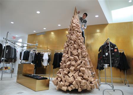 リニューアルオープン前日、川久保玲さんのリクエストに応じ、最終調整を行う名和（なわ）晃平さん。ツリーの突端をどんどん伸ばし、当初天井まで２０センチだったのが最終的には１．５センチの所まで迫った＝２０１３年１２月１９日、米ニューヨークのコム・デ・ギャルソン＿チェルシー店（中尾由里子さん撮影）