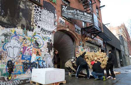 コム・デ・ギャルソン＿チェルシー店の入り口に入るように計算した上で分割されたツリーが次々と店内に運び込まれた＝２０１３年１２月１６日、米ニューヨークのチェルシー地区（中尾由里子さん撮影）