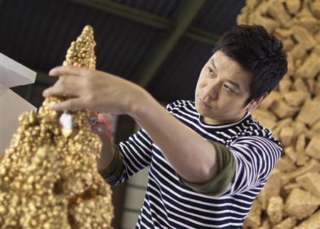 造形スタジオで梱包前にツリーを削り、調整する名和（なわ）晃平さん＝２０１３年１１月２日、埼玉県入間市（中尾由里子さん撮影）