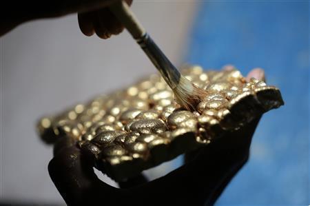 発砲ウレタンで作り上げたゴツゴツとした気泡が、くまなくゴールドの塗料で塗られることによって独特の質感を醸し出していた＝２０１３年１０月３１日、埼玉県入間市（中尾由里子さん撮影）