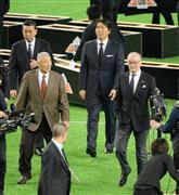 プロ野球開幕戦のセレモニーに出席した（左手前から）金田正一氏、松井秀喜氏、長嶋茂雄終身名誉監督ら＝３月２８日、東京ドーム