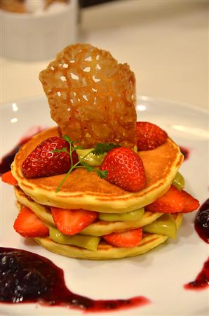 「バター茶屋町」で食べられる「紅ほっぺ苺とピスタチオカスタードのミルフィーユパンケーキ」