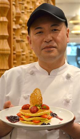 スイーツ部門を統括するグランシェフの岡崎馨氏