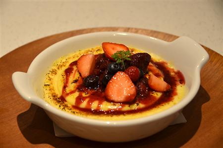 「カフェホリデー茶屋町」で食べられる「あまおう苺のカスタードブリュレスチームパンケーキ」