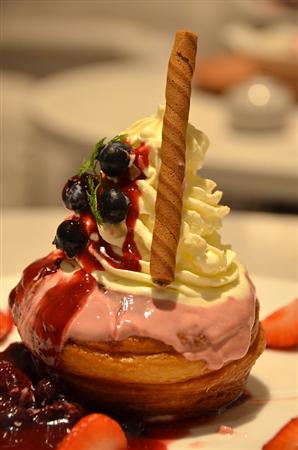「カフェホリデー茶屋町」で食べられる「自家製ベリーコンフィチュールのクロナッツ～生乳ソフトクリームのせ～」
