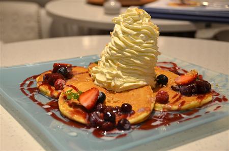 「カフェホリデー茶屋町」で食べられる「トリプルベリーのボイゼンベリーソースパンケーキ」