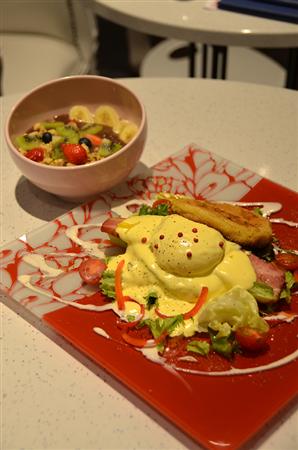 「カフェホリデー茶屋町」で食べられる（左奥）「アサイー＆フレッシュフルーツのグラノーラボウル」と「厚切りベーコンのフレンチトーストエッグベネディクト」