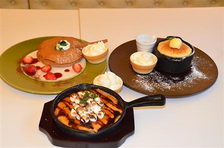 「カフェグリーンバター茶屋町」で食べられる「フォンダンショコラパンケーキプレート」（左）、「発酵バターの３種チーズスフレパンケーキ」（右）、「マシュマロとスパイスチョコの窯出しパンケーキ」（手前）