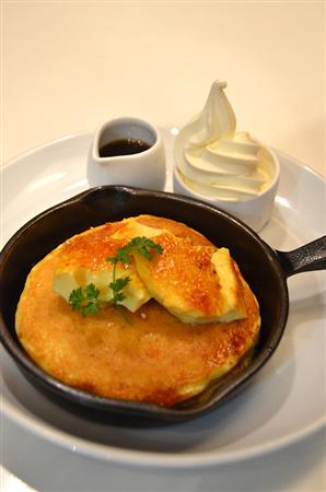 「バター茶屋町」で食べられる「クレームブリュレ窯出しフレンチパンケーキ～北海道生乳ソフトクリーム添え～」